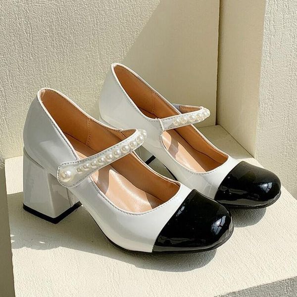 Sapatos de vestido Eoeodoit Mulheres Mary Jane Fechado Redondo Toe Dedo Toe Fived Abastia Bombas De Salto Alto Branco Preto Retalhos Retro Saltos Retro