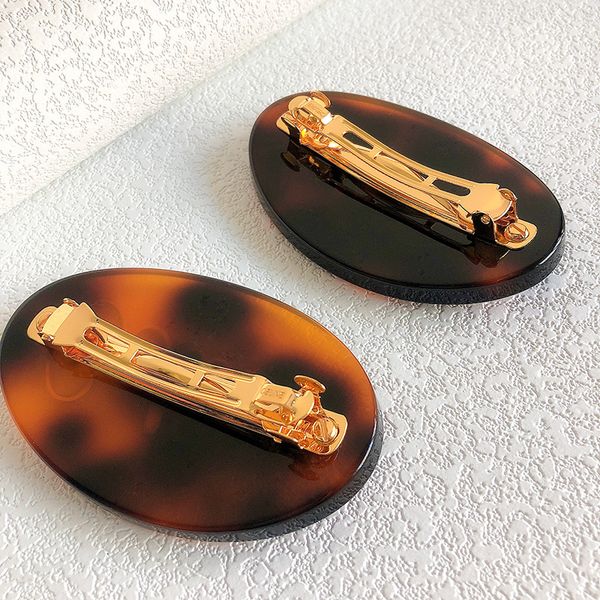 

2021 winter new oval acrylic hairpin women's fashion style metal simple hair accessories, White;black