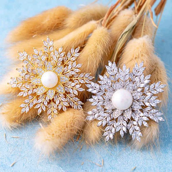 Spilla di lusso con fiocco di neve Fiore in oro Zirconia Gioielli Perni di perle Per le donne Accessori a tema invernale Cappotto da sposa Sciarpa Cappello Regali
