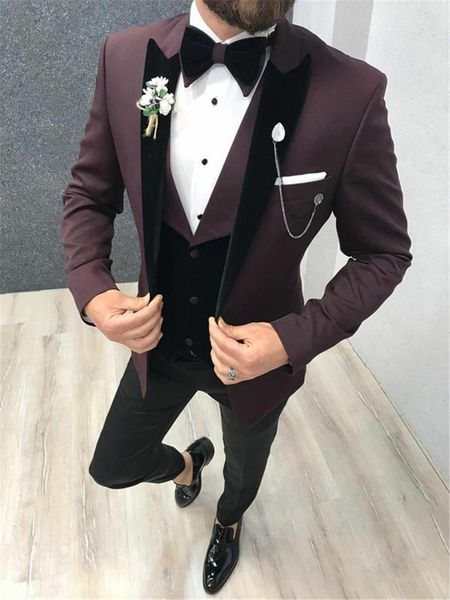 Классический стиль One Button Burgundy Groom Tuxedos Peak Peak Peak Oscel Свадьба / выпускной / ужин Женихные Мужские костюмы Blazer (Куртка + брюки + жилет + галстук) W1479