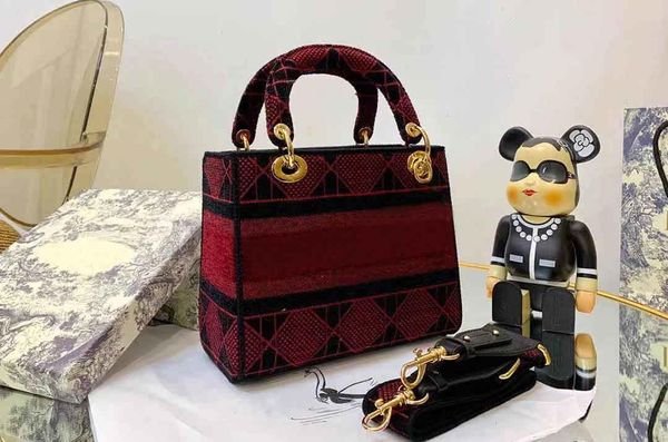 

2021 women bags 20aw new classical female designers fashion style handbags fashion grace aristocratic shoulder bags