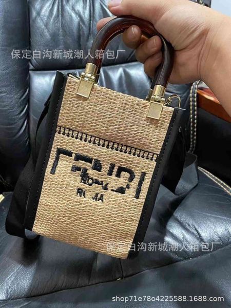 

2021f new grass woven bag small square seaside vacation hand-held single shoulder messenger bag women's fashion handbags