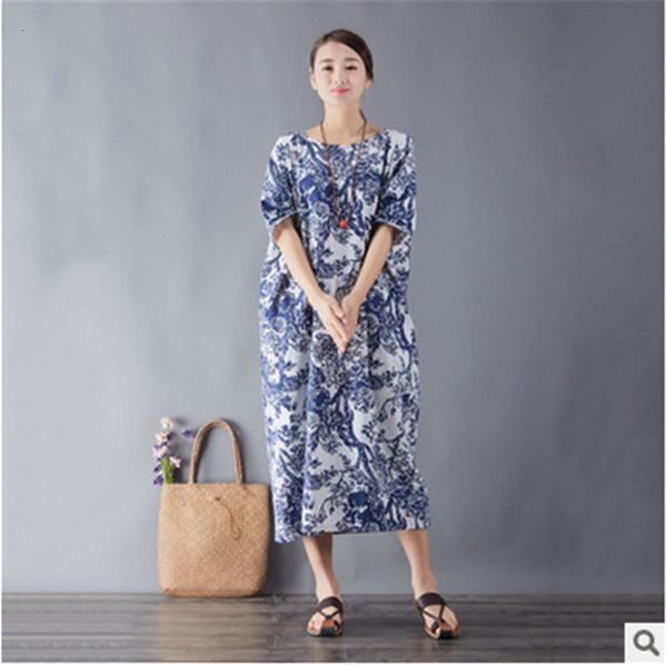 

dressed in blue and white porcelain zoqu, Black;gray