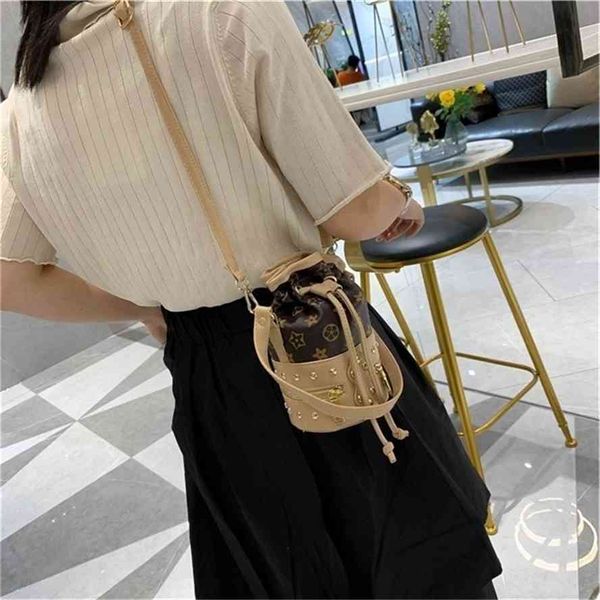 

storage baagwomen's new 2020 summer fashion versatile single shoulder slanting bag net red rivet old bucketgg bag