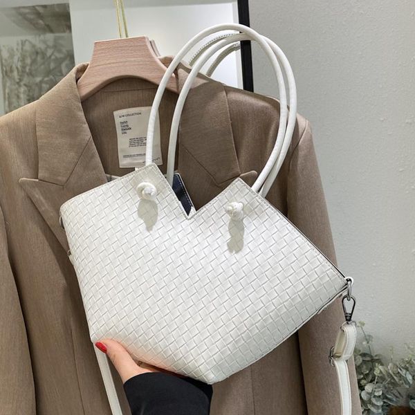 

evening bags luxury leather western style personality design ladies one-shoulder underarm bag 2021 woven simple casual portable tote