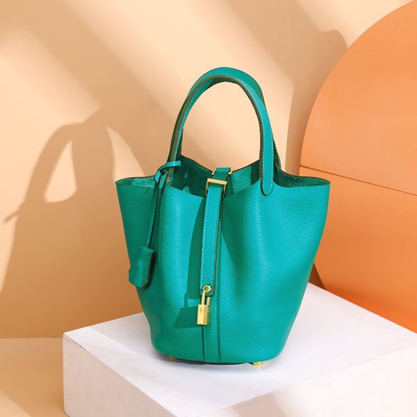 

design autumn and vegetable basket women's bucket layer leather 2020 new fashion versatile large capacity handbag, Red;black