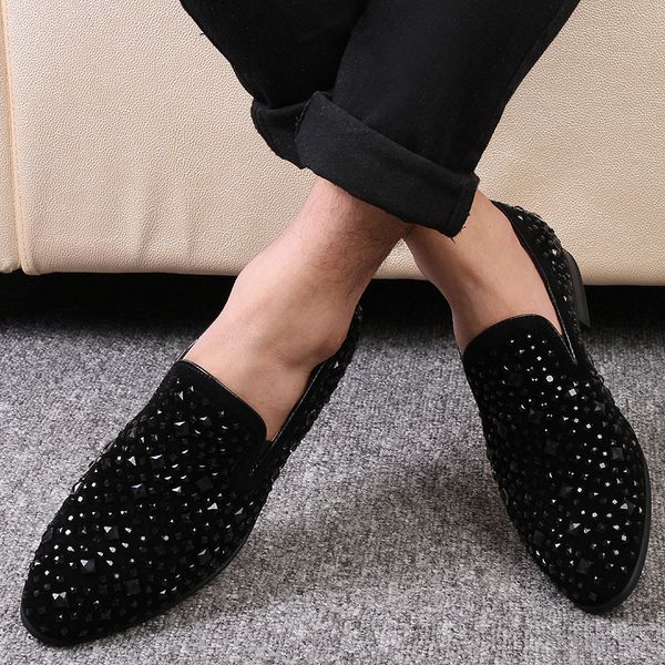 2020 Novos sapatos de couro homens britânicos britânicos dedo do pé de ponta strass lantejoulas Slip-on Business Versão coreana Nightclub Sapatos de moda Cabelo de casamento