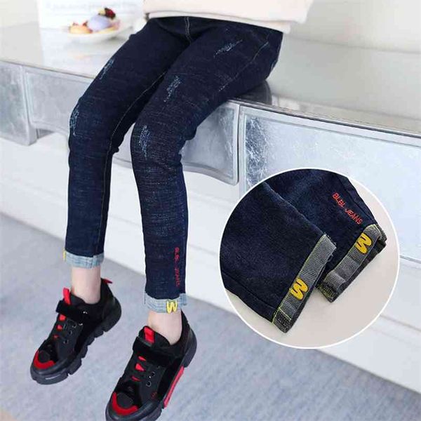 Jeans skinny per ragazze Primavera Abbigliamento per bambini Moda Bambini Pantaloni in denim con stampa a lettera Pantaloni in vita elastica in cotone 210622