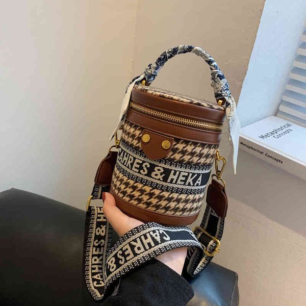 

2022 factory outlet winter metal rivet zipper silk scarf bucket portable wide shoulder strap letter printing fashion women's bag 5lsv