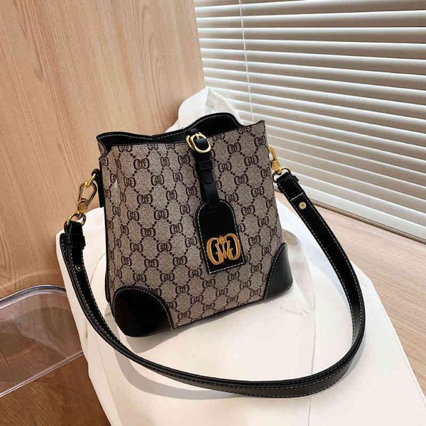 

2022 factory wholesale female spring high-capacity high-grade foreign style single shoulder messenger fashion versatile bucket bag