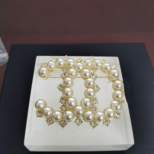 

2021 new fragrance pin letter pearl inlaid diamond same summer girl brooch accessories luxury, Gray