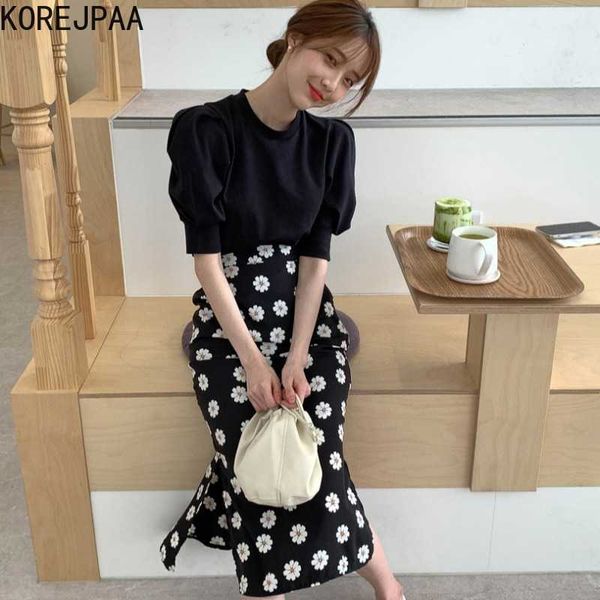 

korejpaa women dress sets korean chic elegant bubble sleeve bottom knitted and little daisy fishtail swing skirt suit 210526, White