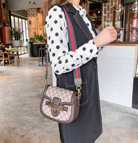 

2022 latest luggage factory wholesale printed semi-circular saddle bag women's wide shoulder belt single shoulder bag messenger texture, Black;red
