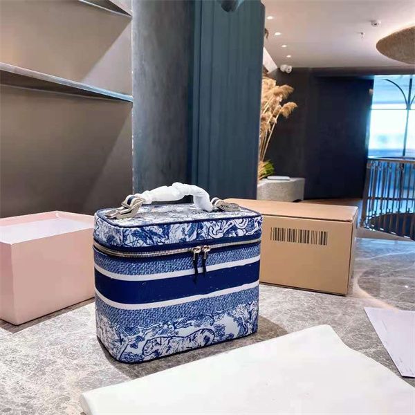 

designer style functional cosmetic bags ladies luxury quality shoulder bag classic handbag wrist strap handbags wallet embroidered pattern f