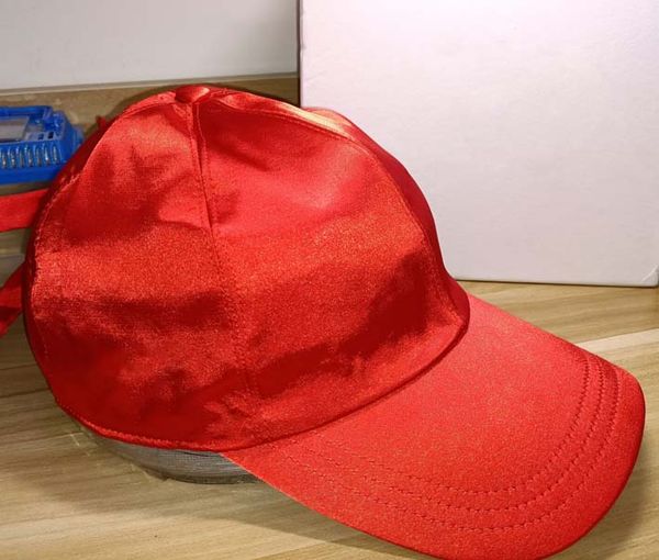 Moda Elastik Bant Kapaklar Erkekler Kadınlar Dantel-up Şapka Metal Harfler Tasarımcı Spor Ayarlanabilir Kap Kayış Sırt Şapka Kırmızı Altın Siyah En Kaliteli