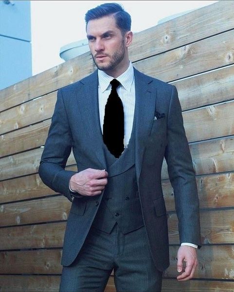 Smoking da sposo grigio scuro nuovo di zecca Risvolto con tacca Slim Fit Smoking da sposo Groomsman Uomo Giacca da ballo Blazer Completo da 3 pezzi (giacca + pantaloni + cravatta + gilet) 2031