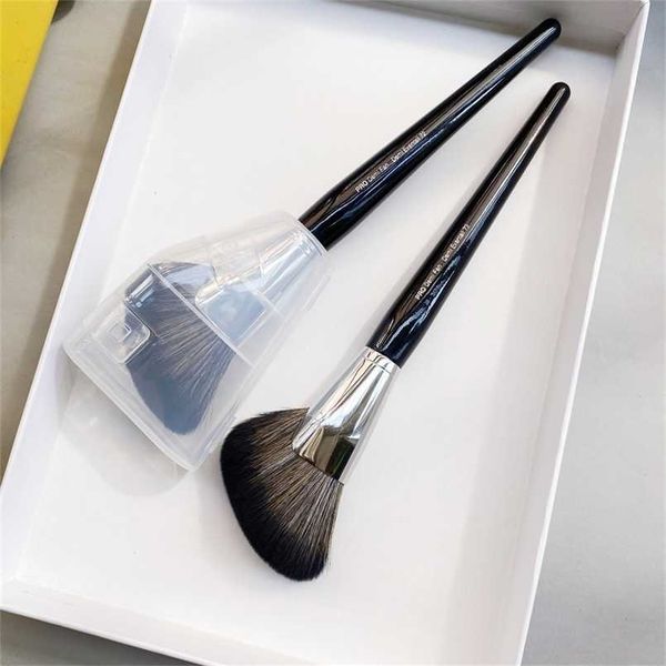 

pro demi fan makeup brush #72 featherweight soft bristle seamless setting powder cosmetics beauty tools 211119