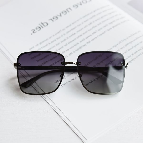 

2021 new fashion elegant face small large frame metal sunglasses women 58329, White;black