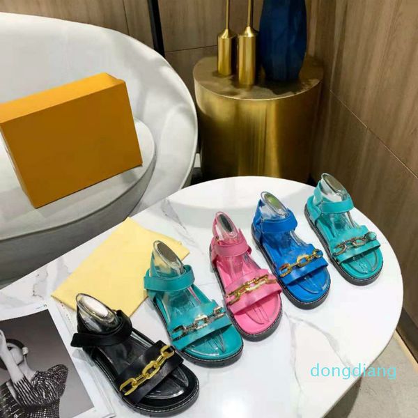 Designer-gouden kettingsandalen Leren pantoffels Uitgehold platform Dia's Mode Reliëf lamsrubberen pantoffel Zomer platte sandaal