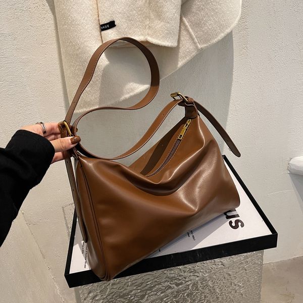 

factory direct sale 75% off single shoulder simple commuter women's 2021 new autumn and winter popular messenger armpit solid color lei
