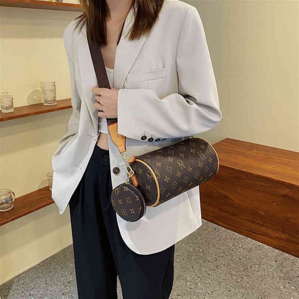 

2022 factory wholesale autumn and winter korean drum foreign style messenger wide belt single shoulder tide small bag