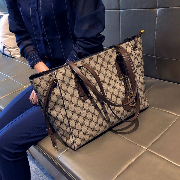 

female genuine leather handbag fashion and large-capacity travel one-shoulder tote