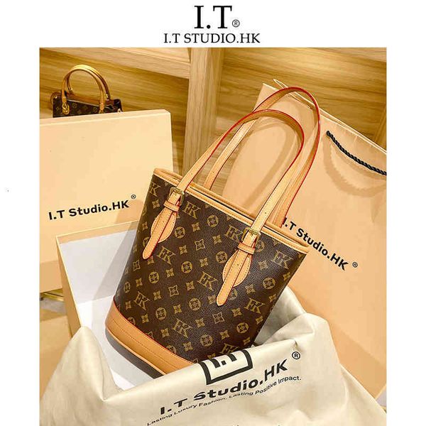 

handbags bags hong kong brand women's 2021 leather large capacity single shoulder armpit portable vegetable basket mother bucket bag, Black;red