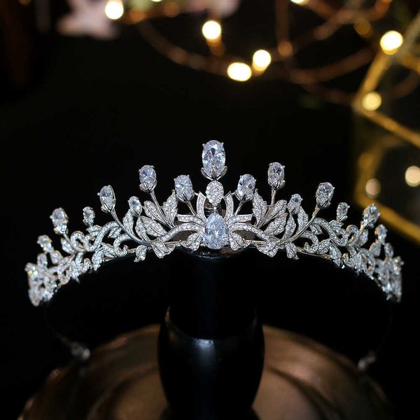 Модная принцесса Zircon Tiaras Sweet 16 Girls Простые свадебные аксессуары для волос Женщины Bridal Crouns Crystals Tiaras H0827