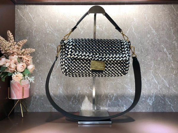 

2021 fashionable and beautiful ladies famous shoulder bag leather chain messenger bag fashionable size:26cm*4cm*14cm1, Black