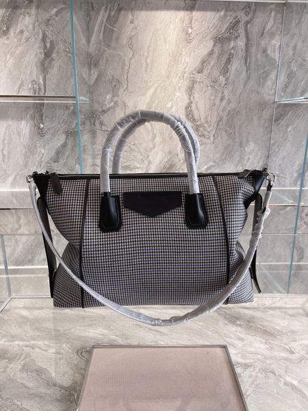 

2021 fashionable and beautiful ladies famous shoulder bag leather chain messenger bag fashionable size:base size:40cm1, Black