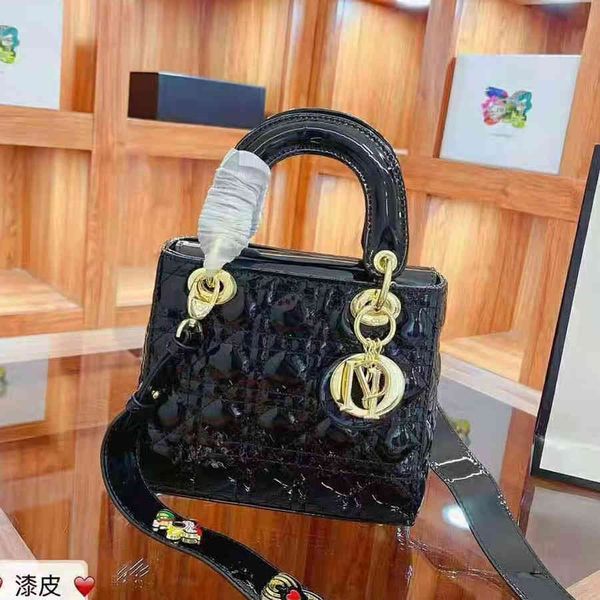 

wholesale 2021 summer classic one shoulder messenger bag for women designerss luxuryss hand yw