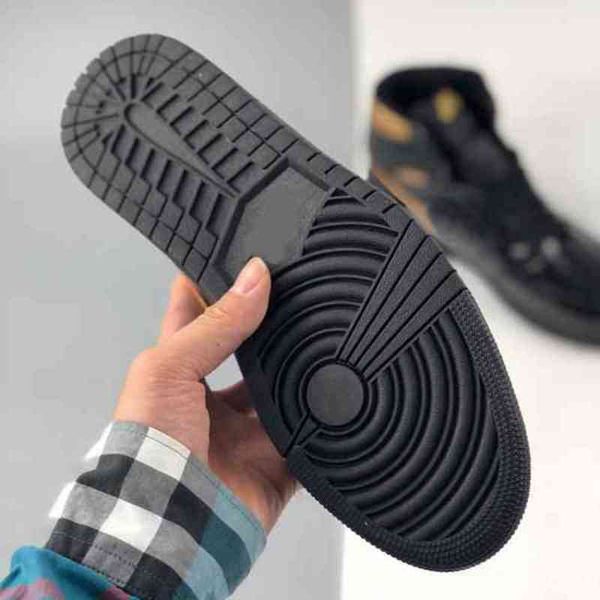 

2023 men women basketball shoes jumpman 1s high og washed pink lost and found travis scoot university blue dark mocha spider verse trainers