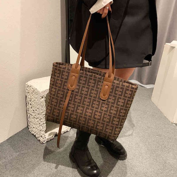 

2022 factory outlet large capacity women's new autumn fashion single shoulder armpit bag foreign style versatile portable tote bag xh7h