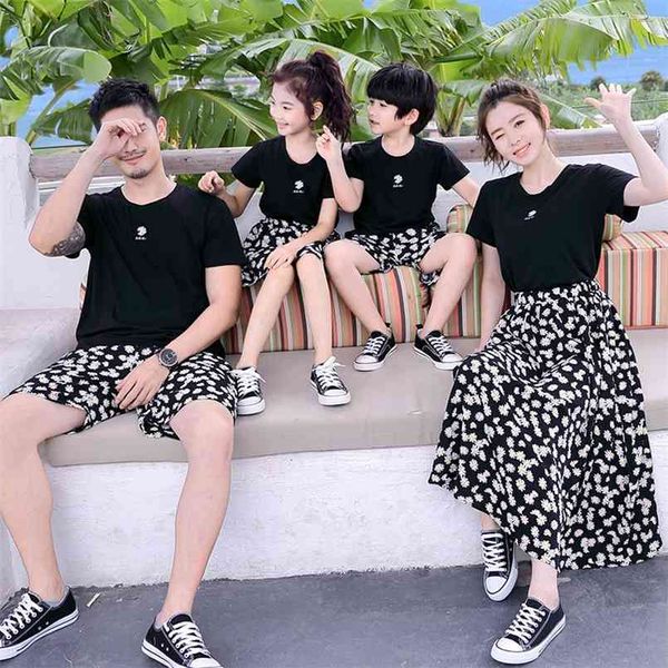 Yaz Aile Eşleştirme Kıyafetler Annem Kızı T-Shirt Elbise Baba Oğlu + Şort Bak Tatil Çift Giyim 210724