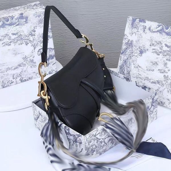 

woman totes fashion temperament leisure time solid color portable single shoulder oblique span famous brand bag