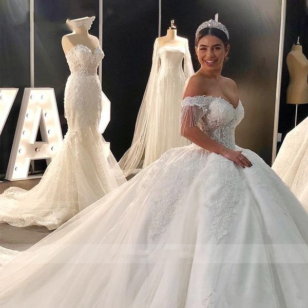

2021 dubai arabic ball gown wedding dresses bridal gowns off shoulder illusion sheer lace appliques beading royal train puffy plus size vest, White