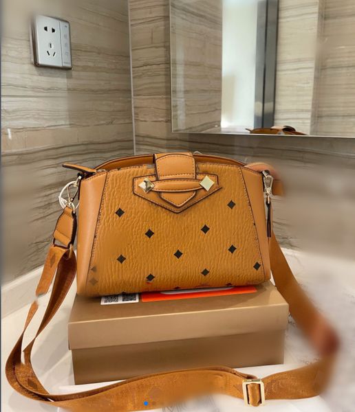 

r handbag messenger bag with frame wallet luxury lady shoulder bag heart-shaped golden chain disco shoulder bag