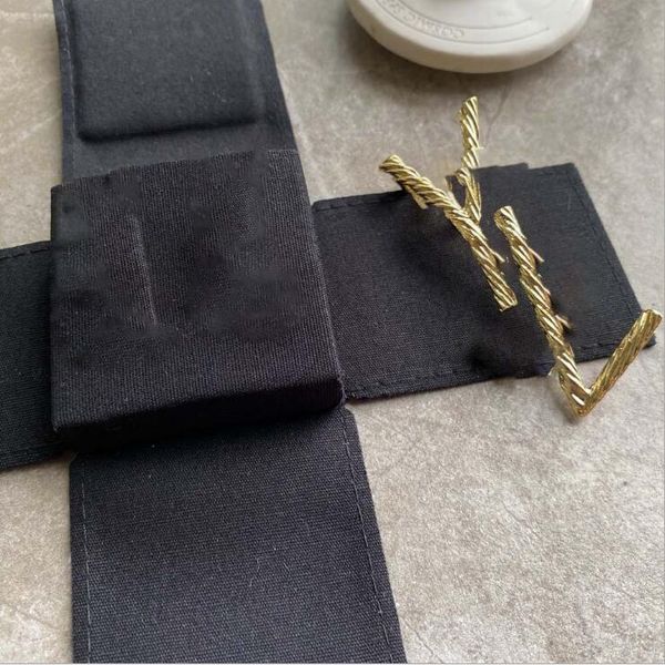 

2021 selling golden letter brooch, texture and creative features, niche corsage, net red, and fast delivery, Gray