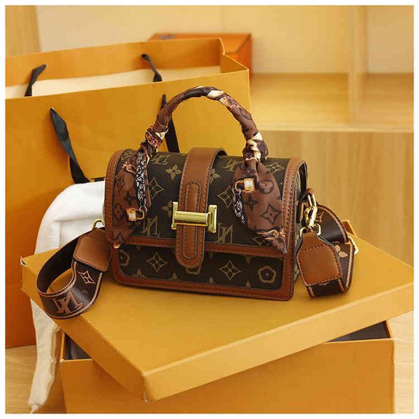 

2022 factory wholesale new new bag women's single shoulder bag messenger fashion printing small square autumn and winter bag