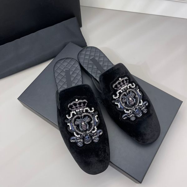 

2021 new brand men's shoes designer velvet hand-embroidered luxury flat-bottomed lazy slippers with shoe box, Red;white