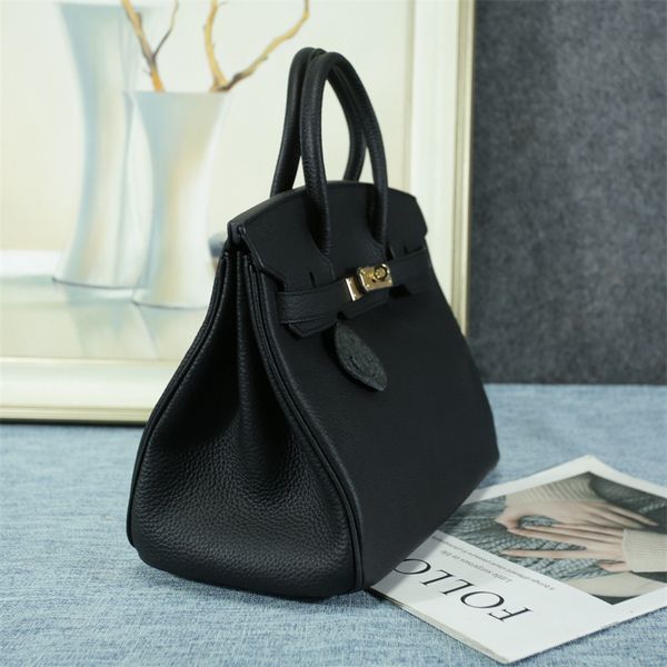 

large capacity european women's bags removed from single shop outside pure leather counter on the first floor