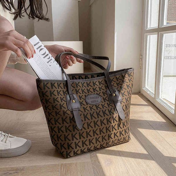 

2022 factory wholesale new korean fashion is letter bucket portable washing make up women's mommy work lunch box bag