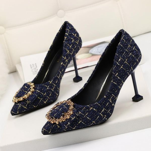 Venda quente-dessings mulheres de salto alto fivela sexy shoes de festa apontado dedo do pé 8.5cm Noiva Bombas básicas sandálias flor pano lady heels calçado