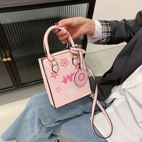 

2022 latest handbag factory store on in may, this popular printed messenger single shoulder ins portable small square