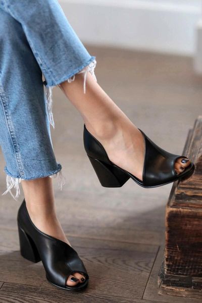 

dress shoes eva black heeled it is full mold. people using very thin or happy sizes may prefer 1 size small.