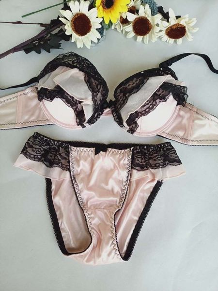 

glossy satin bra suit is a soft and smooth move, Red;black