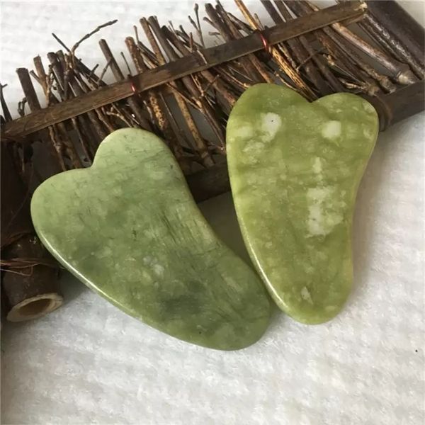 Massageador de rosto natural xiuyan stone verde jade guasha gua sha placa para eliminar a terapia de terapia de super qualidade placa de raspagem em forma de cora￧￣o