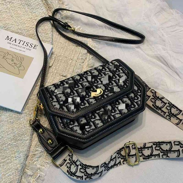 

2022 latest models handbag wholesale autumn and winter texture senior niche women's fashion versatile popular one shoulder, Black;red