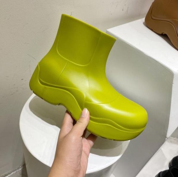 Chinelos 2021 mulheres de luxo chuva botas de borracha senhoras andando À prova d 'água tornozelo casual espesso Botão curto boot