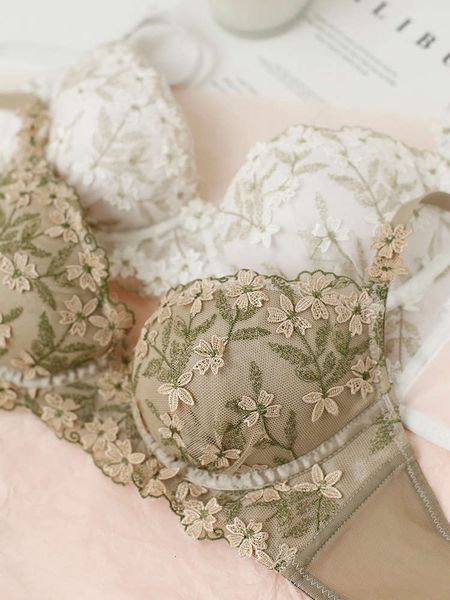 

fan lace underwear women's comfortable and breathable breast bra with soft steel ring pad, Red;black